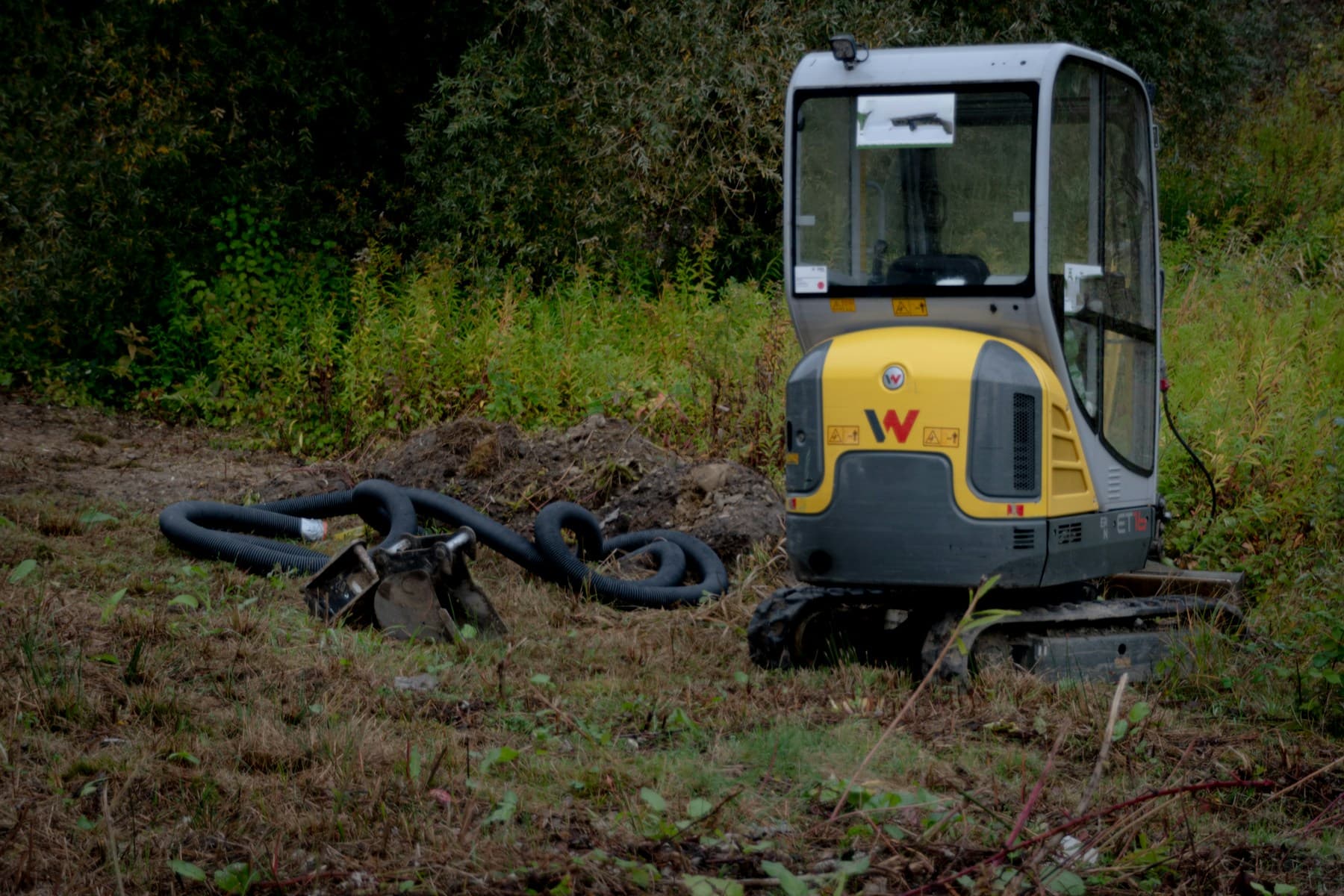 Mini-graafmachine als conceptbeeld voor grondwerk en infrastructuur